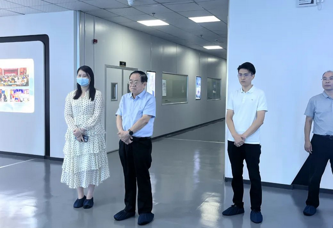 國務(wù)院參事劉志仁參觀考察公司新鄉(xiāng)研發(fā)生產(chǎn)基地 