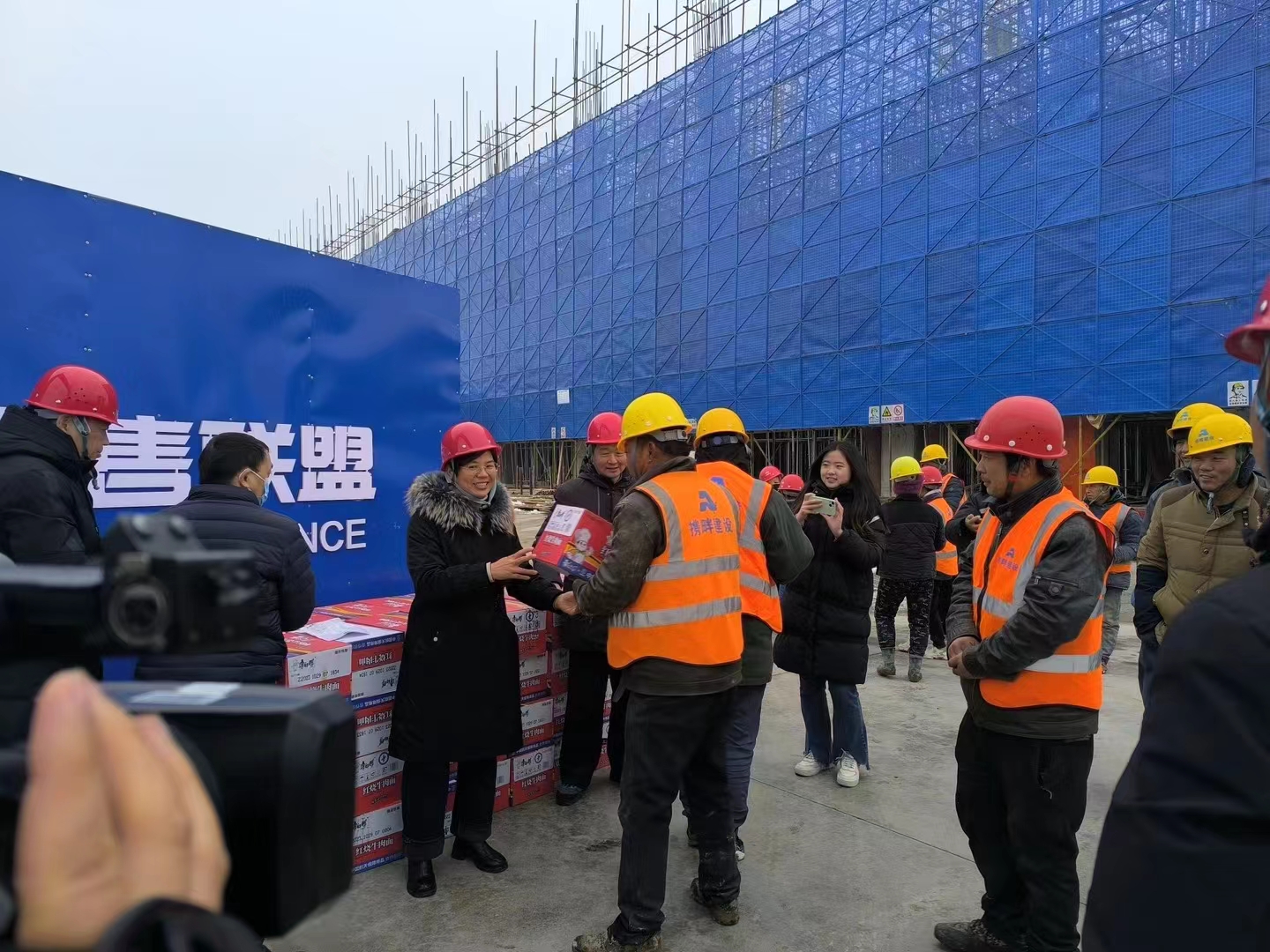 新鄉(xiāng)市總工會慰問新零售產(chǎn)業(yè)園一線建筑工人