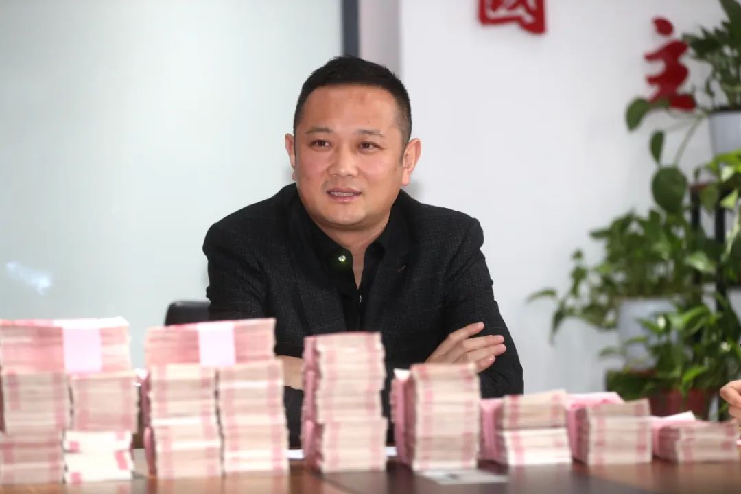 潑天富貴！新零售聯(lián)盟發(fā)放年終分紅，成捆現(xiàn)金直接拎走！